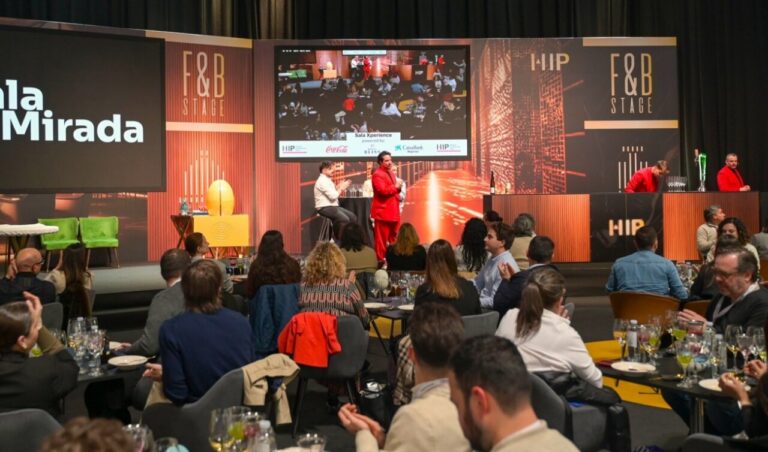 Evento sobre la mejora del servicio en la hostelería con asistentes en una sala