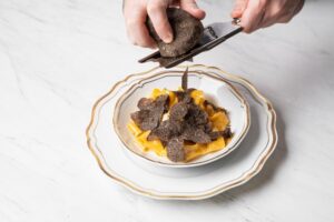 Plato con pappardelle y trufa negra en restaurante Saddle