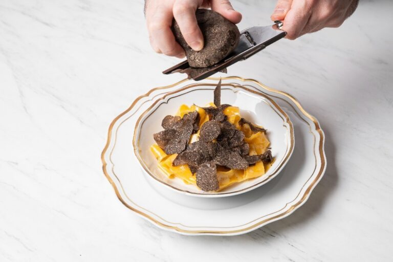 Plato con pappardelle y trufa negra en restaurante Saddle