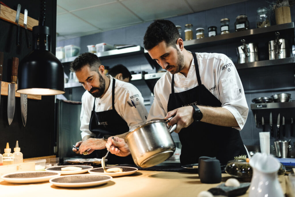 Chef Xune Andrade y su equipo en la cocina del restaurante Monte