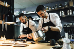 Chef Xune Andrade y su equipo en la cocina del restaurante Monte