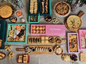 Variedad de platos y cajitas de comida de My Basket en Madrid