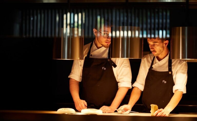 Chefs Aleix Serra y Marc Masol trabajando en la cocina de Pabú.