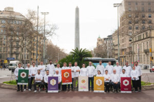Grupo de chefs en Passeig de Gràcia durante el festival Passeig de Gourmets 2026