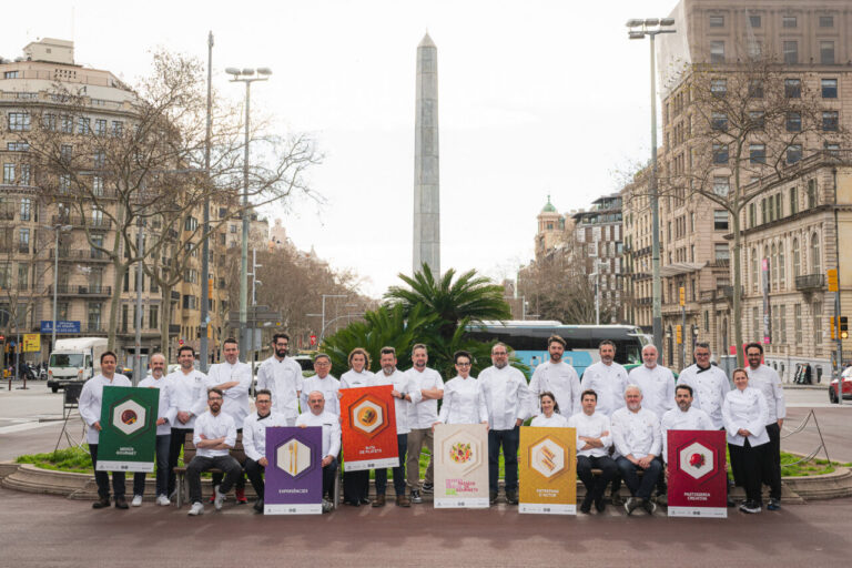 Grupo de chefs en Passeig de Gràcia durante el festival Passeig de Gourmets 2026