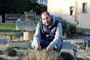 Pau Santamaria recolectando hierbas en su jardín