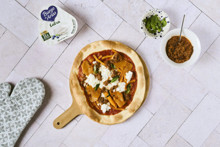 Pizza romántica con Burgo de Arias y pesto rojo sobre una tabla de madera