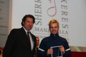 Dabiz Muñoz recibiendo un premio en un evento gastronómico