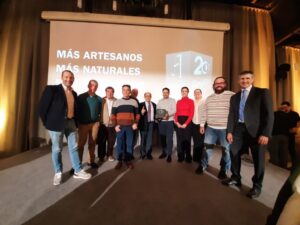 Grupo de personas recibiendo un premio relacionado con el cochinillo de Segovia