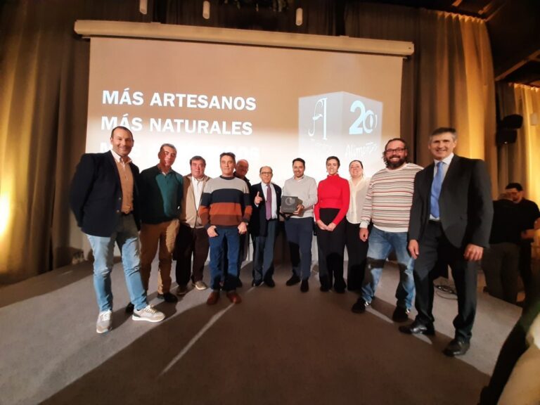 Grupo de personas recibiendo un premio relacionado con el cochinillo de Segovia