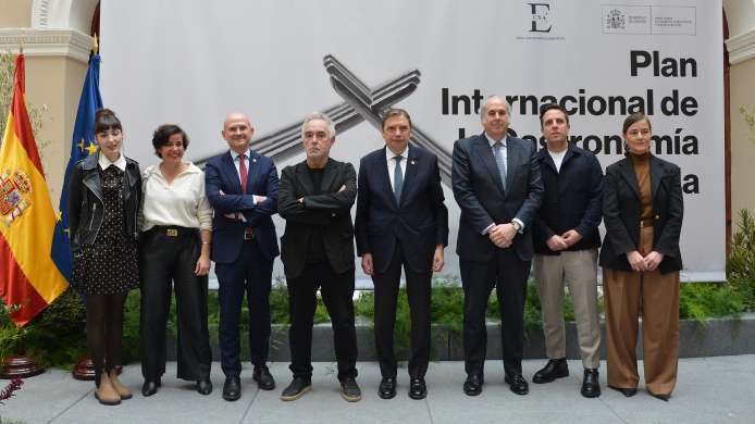 Grupo de profesionales en la presentación del Plan Internacional de la Gastronomía Española