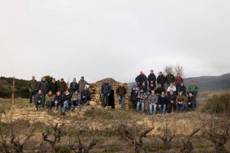 Grupo de viticultores independientes en un viñedo de Rioja