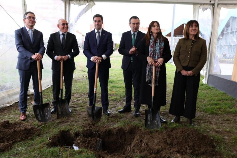 Acto de colocación de la primera piedra de EDA Drinks en Vitoria-Gasteiz.