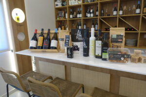 Exposición de productos locales en la Comunitat Valenciana, incluyendo vinos y aceite.