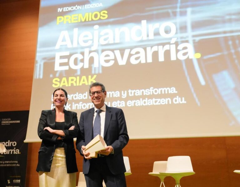 Javier López recibiendo el premio Alejandro Echevarría en un evento