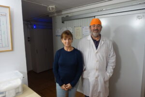 Mujer y hombre en la Quesería Los Corrales en Almedíjar