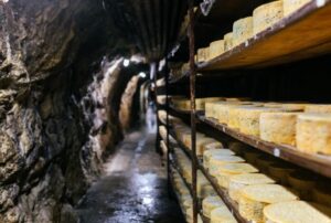 Interior de la quesería Soberón con quesos madurando en estantes