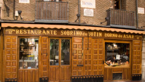 Fachada del Restaurante Botín en Madrid, famoso por su historia gastronómica