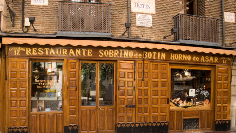 Fachada del Restaurante Botín en Madrid, famoso por su historia gastronómica