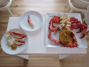 Plato de centollo preparado con diferentes texturas y sabores.