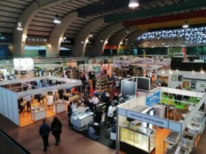 Vista general del Salón de la Alimentación en Avilés con expositores y visitantes.