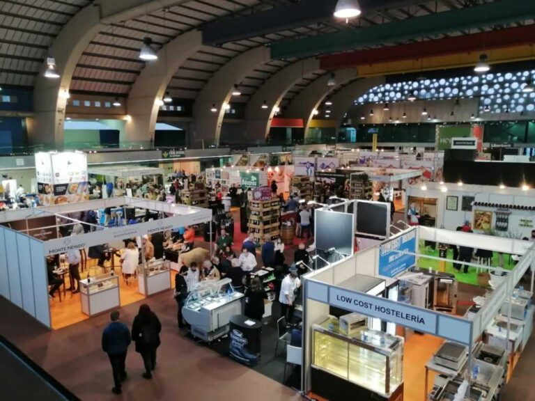 Vista general del Salón de la Alimentación en Avilés con expositores y visitantes.