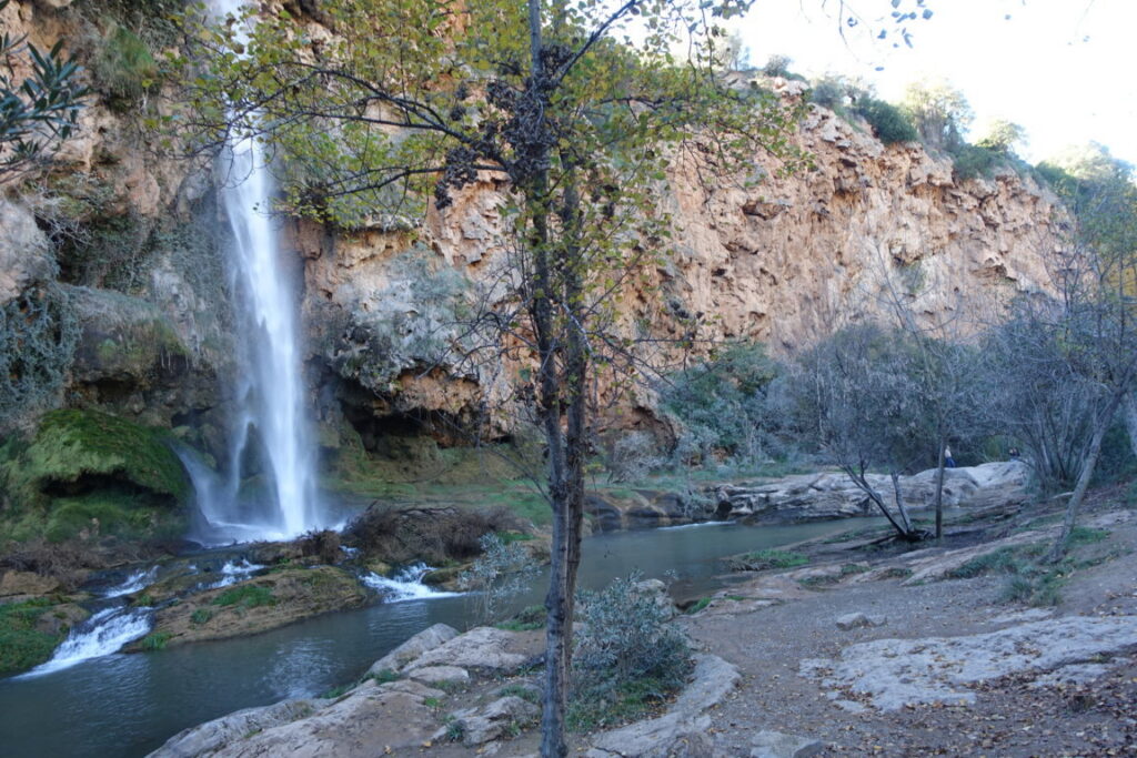 Cascada en el Salto de la Novia en Castelló con vegetación alrededor
