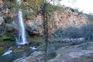 Cascada en el Salto de la Novia en Castelló con vegetación alrededor