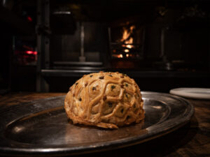 Solomillo Wellington de Wagyu presentado en un plato metálico.