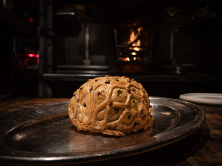 Solomillo Wellington de Wagyu presentado en un plato metálico.