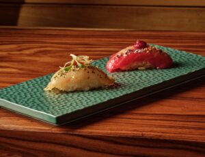 Plato de sushi nigiri con pescado fresco en un restaurante japonés