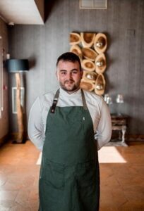 Toño Navarro, chef en Finca Las Nieves, con delantal en un ambiente acogedor