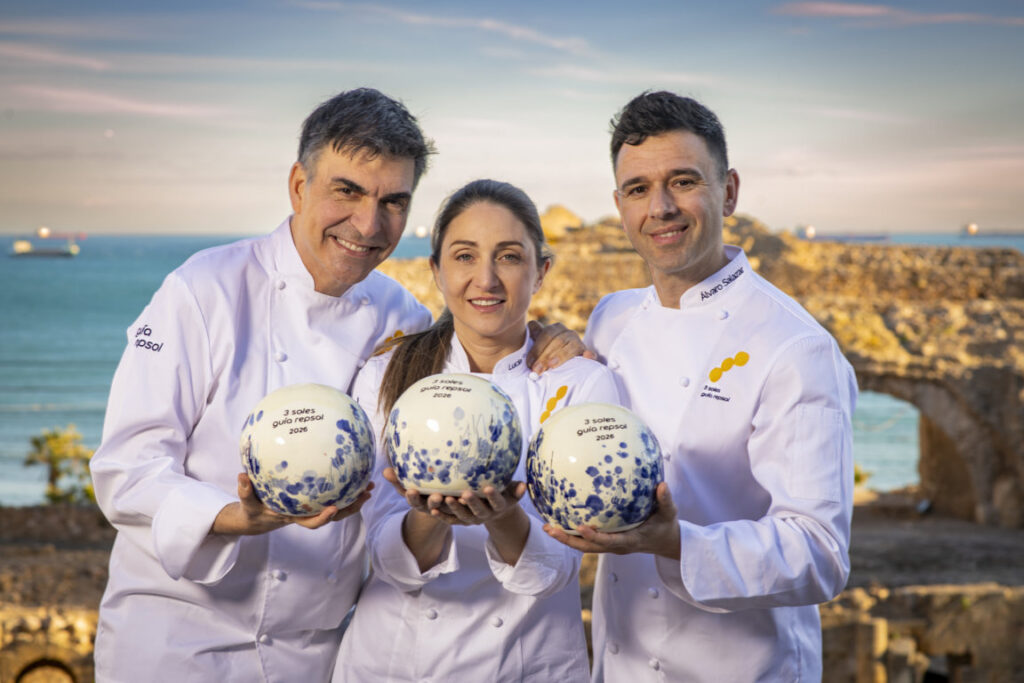 Tres chefs sosteniendo premios de Tres Soles Guía Repsol 2026