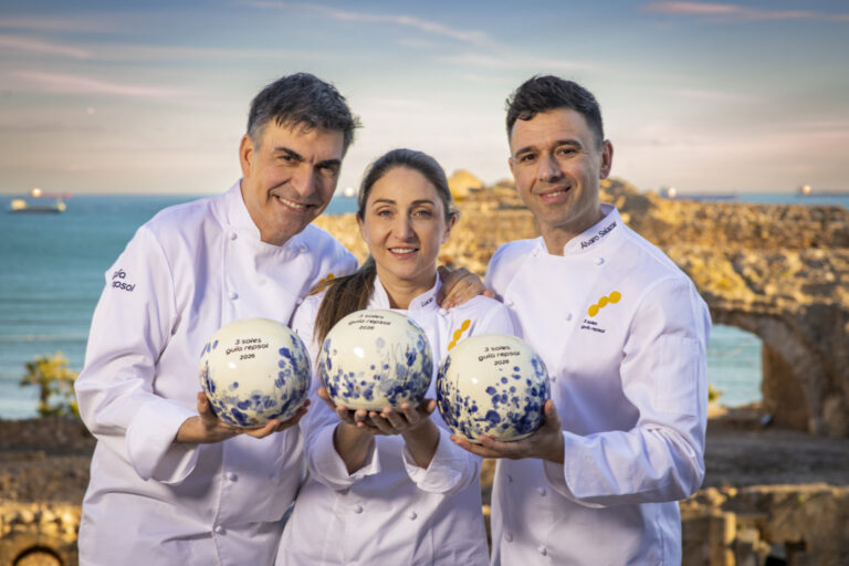Tres chefs sosteniendo premios de Tres Soles Guía Repsol 2026
