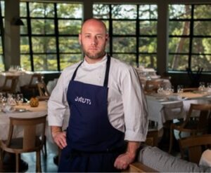 Chef Carlos Urrutikoetxea en el restaurante Urruti de Madrid