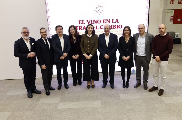 Grupo de profesionales en evento sobre el vino en España