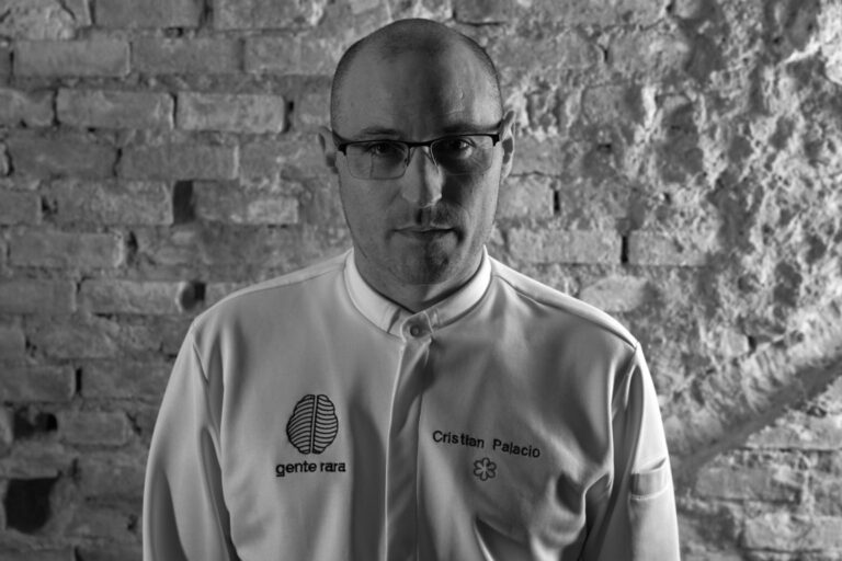 Cristian Palacio, chef del restaurante Gente Rara, en un fondo de ladrillo.