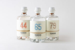 Botellas de ginebra artesanal 100&Nomore con etiquetas numeradas