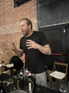 Viticultor hablando sobre vinos en evento de La Rioja