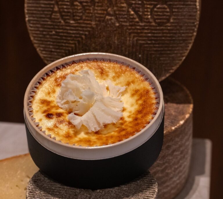 Tarta de queso de edición limitada con crema en la parte superior