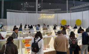 Visitantes observando innovaciones alimentarias en el evento Alimentaria