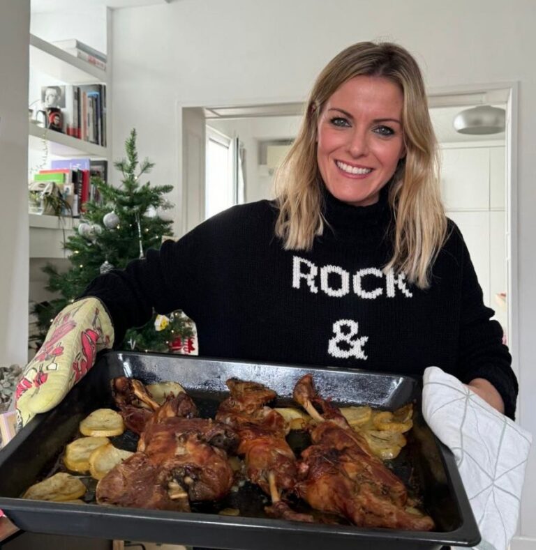 Andrea Ropero sosteniendo un plato de Ternasco asado con patatas