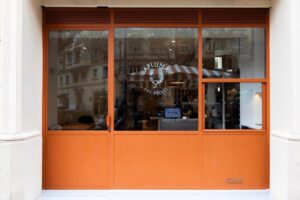 Fachada del nuevo local de APLUMA en Les Corts, Barcelona.