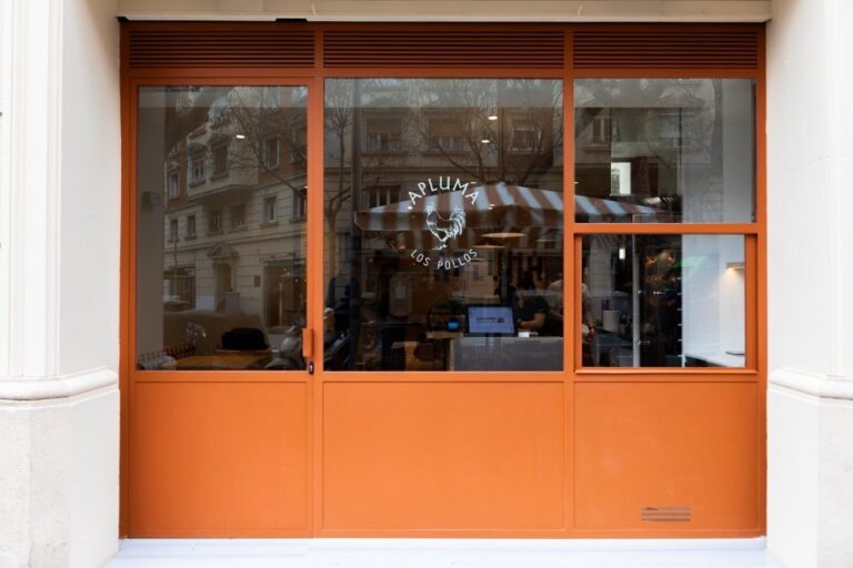 Fachada del nuevo local de APLUMA en Les Corts, Barcelona.