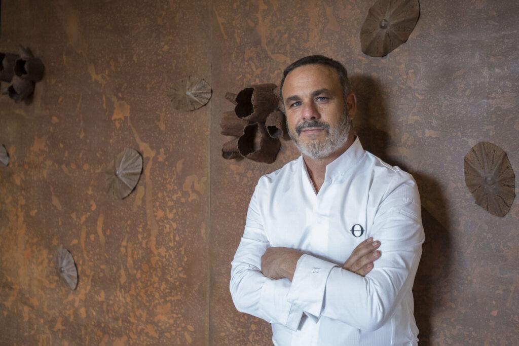 Chef Ángel León posando en el restaurante Aponiente con decoración natural