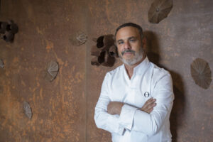 Chef Ángel León posando en el restaurante Aponiente con decoración natural