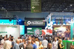 Feria Auténtica 2026 en Sevilla con asistentes y stands de productos