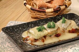 Plato de bacalao al pil pil con pisto de verduras en PerretxiCo