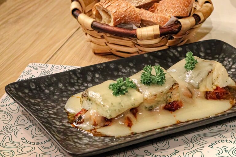 Plato de bacalao al pil pil con pisto de verduras en PerretxiCo