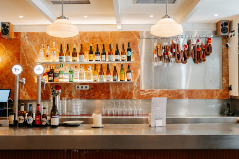 Vista del bar La Gloria en Carabanchel con botellas y embutidos